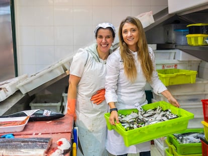 Lucía Freitas, con su pescadera Margarita Vales, en el mercado de Santiago de Compostela.