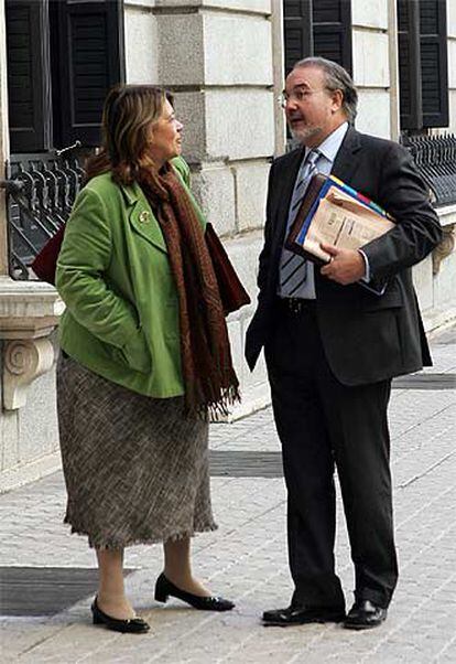 La diputada del PP Elvira Rodríguez, junto a Solbes, en el Congreso.