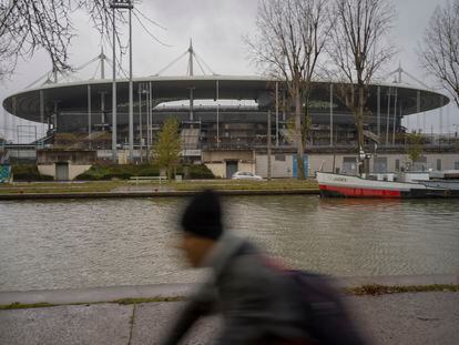 El Stade de France, donde se celebrarán las pruebas de atletismo de los JJ OO, y uno de los canales del extrarradio de París