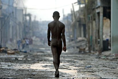 <b>La fotografía titulada </b><i>Joven paseando desnudo por Puerto Príncipe </i><b>se publicó en EL PAÍS en enero de 2010.</b>
