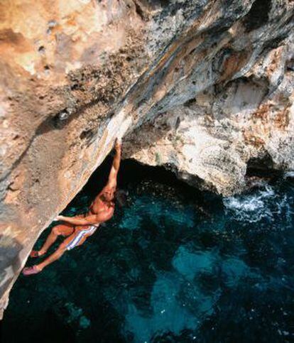 El escalador Miquel Riera practicando 'psicobloc' en los acantilados de Mallorca.