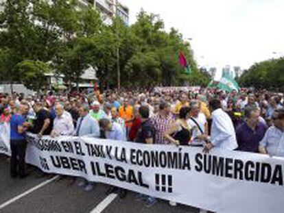 Manifestaci&oacute;n de trabajadores del sector del taxi contra la acci&oacute;n de la plataforma Uber. 