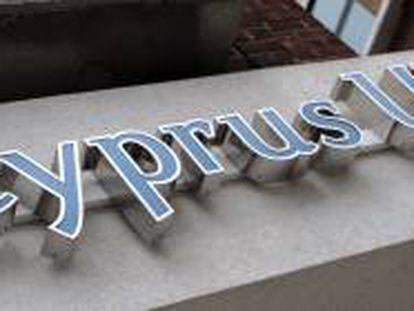 Vista de un rótulo de una sucursal de la entidad chipriota "Bank of Cyprus" que permanece cerrada en Londres, Reino Unido, este 18 de marzo de 2013.