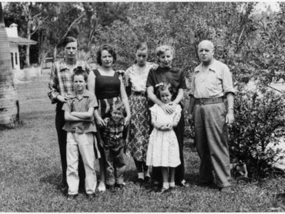 El pintor Jos&eacute; Renau con su familia en Cuernavaca, M&eacute;xico, 1943 ca.