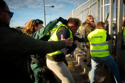 Un grupo de agricultores son detenidos tras su intento de cortar un tramo de la A-42 a la altura de la localidad de Torrejón de la Calzada (Madrid). 
