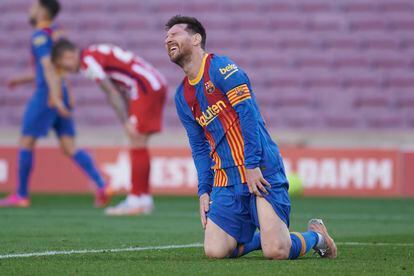 Messi se lamenta de una ocasión perdida ante el Atlético.