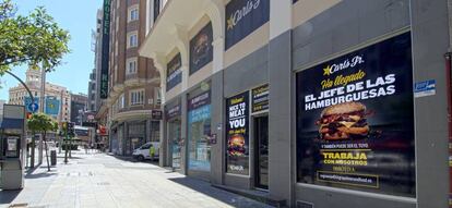 Entrada al local de Carl's Jr. en Madrid.