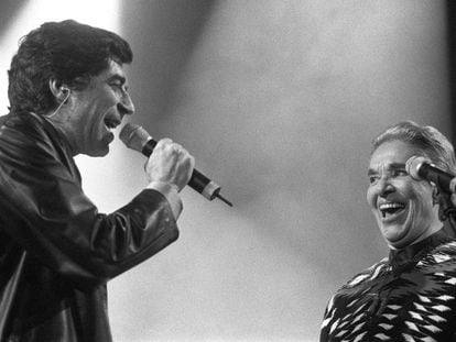 Joaquín Sabina y Chavela Vargas en un homenaje a Alfredo Jiménez en Madrid, en 1998.