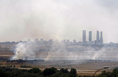 A mechanic decided to disconnect the sensor, given that it was not essential for flight in good weather. In the photo, a firefighting helicopter carries water to the site of the accident. In the background, the Cuatro Torres skyscrapers are visible.