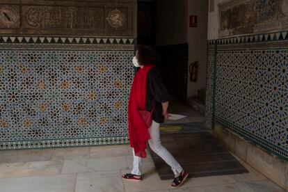 Isabel Rodríguez, directora del Real Alcázar de Sevilla, pasea ante algunos de los alicatados del siglo XIV en el Palacio Mudéjar, que se restaurarán dentro de un proyecto integral.