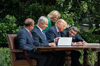 Desde la izquierda, el ministro de Exteriores de Baréin, Abdulatif Bin Rashid; el primer ministro israelí, Benjamín Netanyahu; el presidente de Estados Unidos, Donald Trump; y el ministro emiratí de Exteriores, Abdulá Bin Zayed, durante la firma de los Acuerdos de Abraham, el 15 de septiembre de 2020.