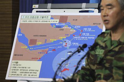 Un portavoz de la Armada surcoreana explica la operación en la que se liberó al carguero Samho Jewelry.