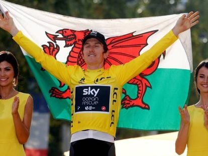 El corredor del equipo Sky Geraint Thomas celebra su victoria en el Tour de Francia este pasado julio con una bandera de Gales.