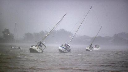 Barcos anclados en Venice, Florida, son arrastrados por vientos de 50 mph provocados por el huracán 'Ian', el 28 de septiembre de 2022.
