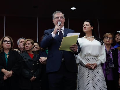 Marcelo Ebrard y su esposa, Rosalinda Bueso, durante la rueda de prensa de este lunes, en Ciudad de México.