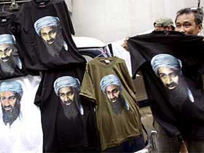 Un vendedor ofrece camisetas con la imagen de Osama Bin Laden, en Bangkok (Tailandia).