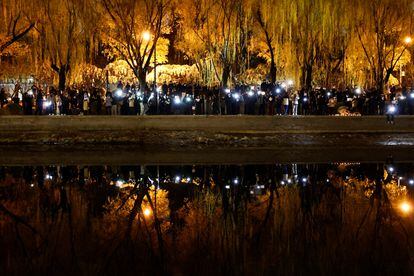 Las concentraciones han dejado emotivas imágenes en las que decenas de jóvenes coreaban al unísono “larga vida al pueblo” y cantaban 'La Internacional', mientras encendían las luces de sus teléfonos móviles. En la imagen, manifestantes en Pekín, este domingo. 