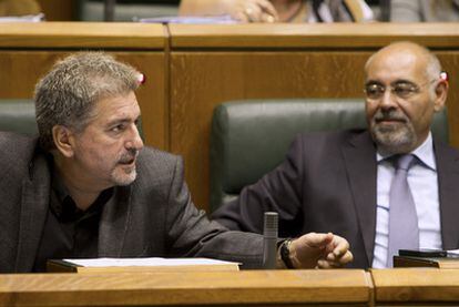 Jesús Eguiguren, a la izquierda, y José Antonio Pastor, ayer en el Parlamento vasco.