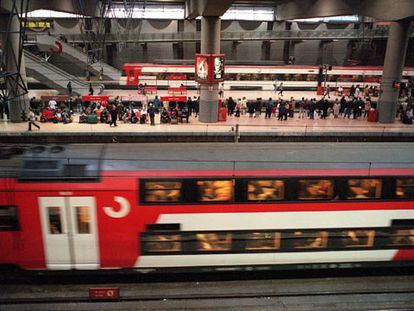 Un tren de cercanías pasa por la estación de Atocha (Madrid).