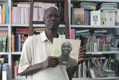 Cheikh Fayé con su libro 'Ser Modou Modou'.