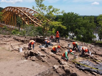 Personal del Instituto Nacional de Antropología e Historia (INAH) trabaja sobre los restos arqueológicos localizados en la construcción del Tren Maya.