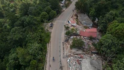Marceline, 30 minutes from Los Cayos, lost two churches -one Catholic and one Baptist-, a medical center, a school and a community center after the earthquake.  The road to this community has landslides and huge cracks in the road.