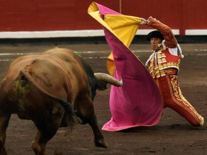 Manuel Escribano da un pase a su segundo toro en Bilbao.