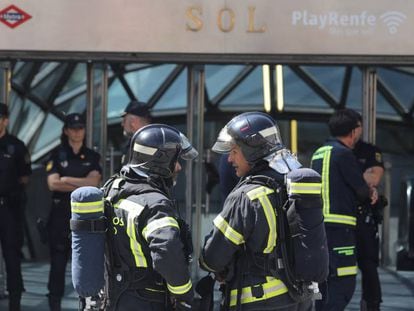 Bomberos y agentes de la Policía Nacional en el exterior de la estación de Sol, este sábado.