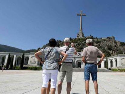Visitantes al monumento donde está enterrado Franco responden a un test sobre la historia del lugar