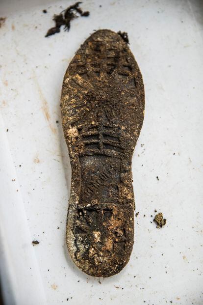 Calzado de una de las víctimas recuperado en la fosa común del cementerio de Manzanares (Ciudad Real). 