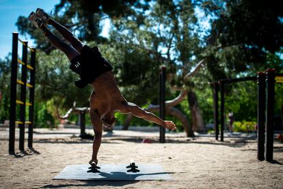 Un hombre hace deporte al aire libre en un parque madrileño.