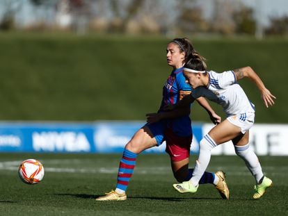 Alexia Putellas disputa el balón ante Claudia Zornoza durante el Clásico entre el Real Madrid y el Barcelona la temporada pasada.