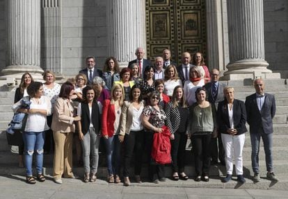 Ruth Ortiz, la mujer de Córdoba cuyos hijos fueron asesinados por su exmarido, acude al Congreso, con diputados socialistas a las puertas del Congreso.