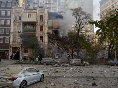 Trabajos de rescate en Kiev tras un bombardeo.