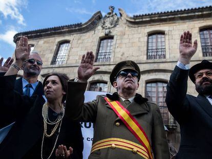 Marcha por la recuperación de la Casa Cornide en 2018, con dos actores caracterizados como Francisco Franco y Carmen Polo.