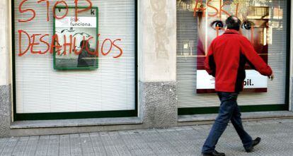 Una sucursal bancaria de Bilbao con una pintada contra los desahucios.
