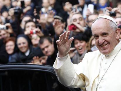 El Papa sale de una misa con los jesuitas este viernes.