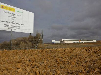 Cartel que anuncia el almacén residuos nucleares en Villar de Cañas (Cuenca).