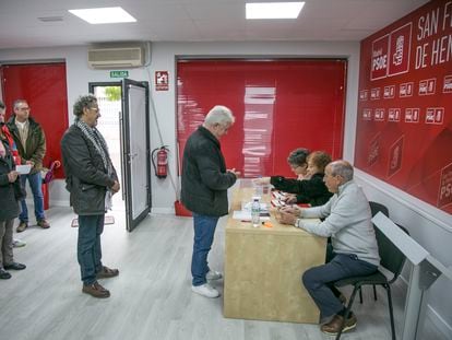 Militantes socialistas aguardaban el sábado su turno para votar en la agrupación de San Fernando de Henares (Madrid).