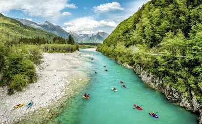 Kayaks en el río Soca, en los Alpes Lulianos (Eslovenia).