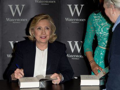 Hillary Clinton firmando libros en Londres, donde la ciudadan&iacute;a no la vota a ella, la semana pasada