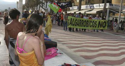 Ba&ntilde;istas de Almer&iacute;a observan el paso de la manifestaci&oacute;n este s&aacute;bado.