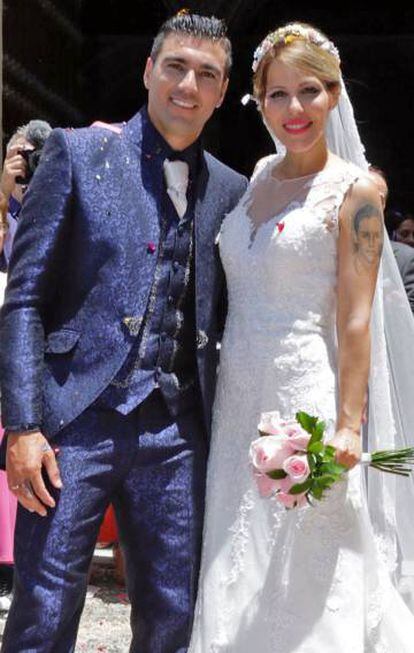 El futbolista Jos&eacute; Antonio Reyes y Noelia L&oacute;pez durante su boda en Sevilla.