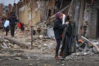 Vecinos de Zaporiyia intentan salvar pertenencias de sus casas en ruinas tras un ataque con cohetes rusos el pasado domingo.