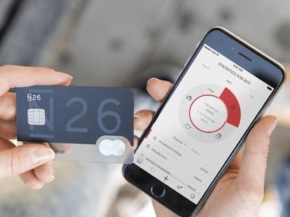 Una mujer utiliza la app del banco digital N26.