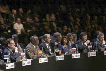 El presidente del Gobierno, Mariano Rajoy (i), durante la primera Cumbre de la Comunidad de Estados Latinoamericanos y Caribeños (Celac) y la Unión Europea (UE), que se celebra en Santiago de Chile. EFE/Presidencia de España