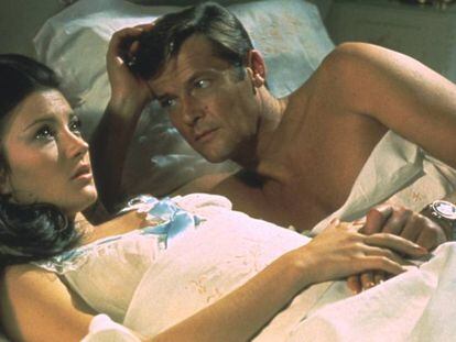 La actriz Jane Sermour y el actor Roger Moore en una escena de la película 'Vive y deja morir', la primera de las siete en las que el actor fallecido interpreta a James Bond.