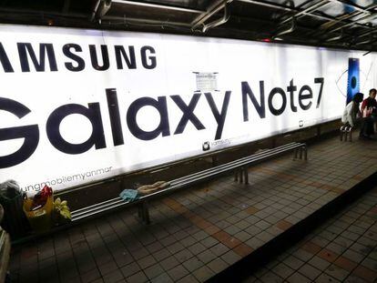 Un cartel anuncia el Samsung Galaxy Note 7. 