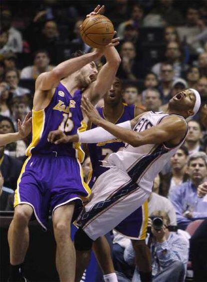 Carter, ante Gasol y Kobe en un Lakers-Nets en 2008.