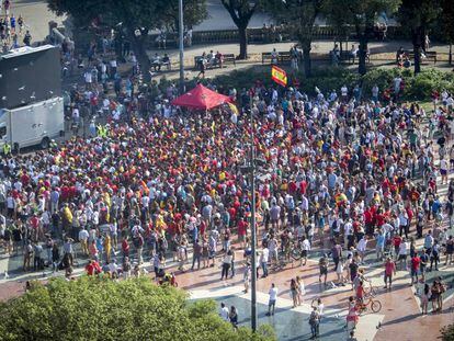 Cerca de 500 personas frente a la pantalla, todav&iacute;a sin funcionar